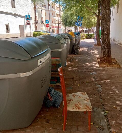 Enrique Escrivá critica que los contenedores de recogida de la basura no dispongan de un pedal para abrirlos sin emplear las manos