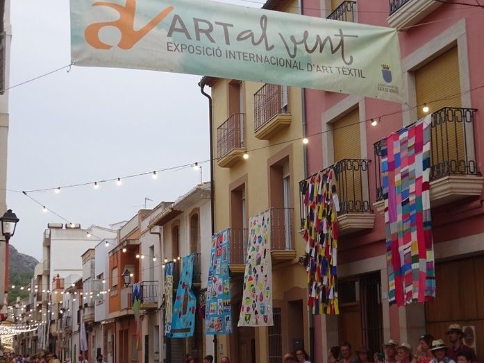 La calle La Bassa de Gata de Gorgos ya luce con Art al Vent