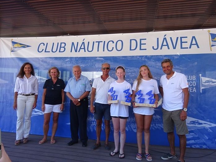Arantza Reig y Lucy Crosbie, primeras en el trofeo Rodolfo Tomás de 420 del Club Náutico Jávea