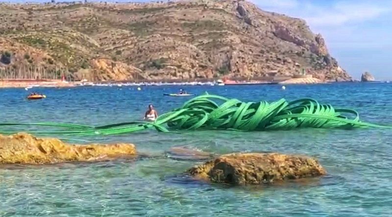 Extraen 300 metros de cable eléctrico que fue lanzado al mar desde el mirador del Cap de Sant Antoni