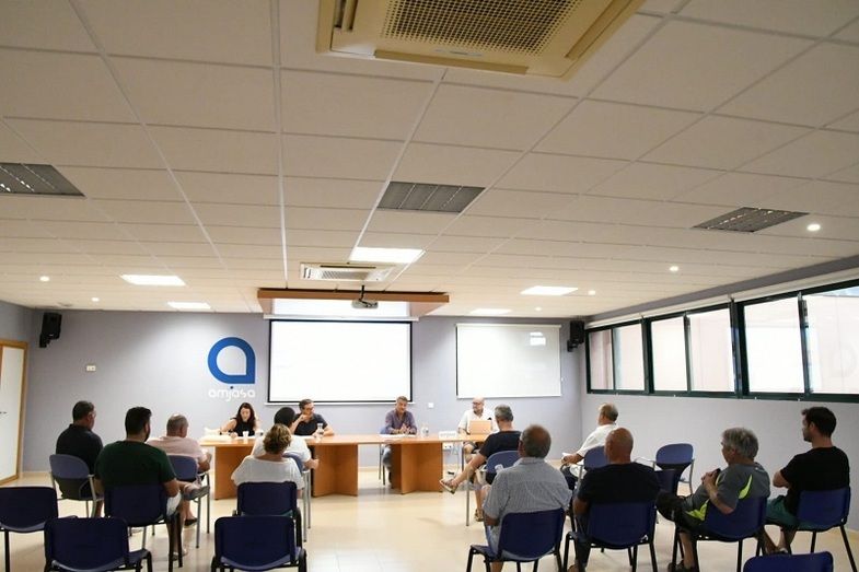 El gobierno local pide la implicación de los regantes (y agricultores) para conseguir la reutilización del agua depurada que acaba en el mar
