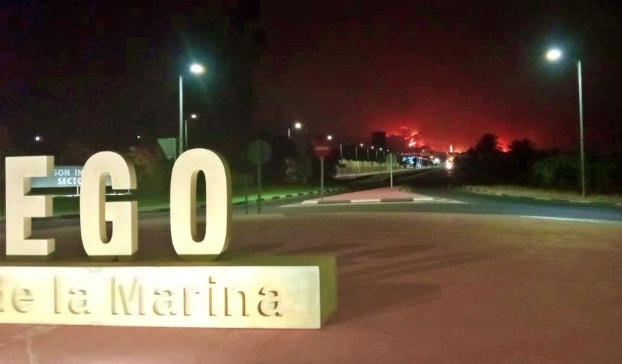 Los medios aéreos se incorporan al incendio de la Vall d’Ebo tras alcanzar las llamas los términos municipales de L’Atzúbia y Pego
