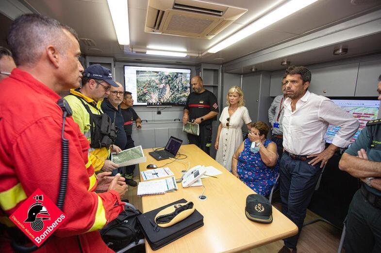 Mazón destaca el valor y la profesionalidad de los bomberos que trabajan en el incendio de La Vall d’Ebo