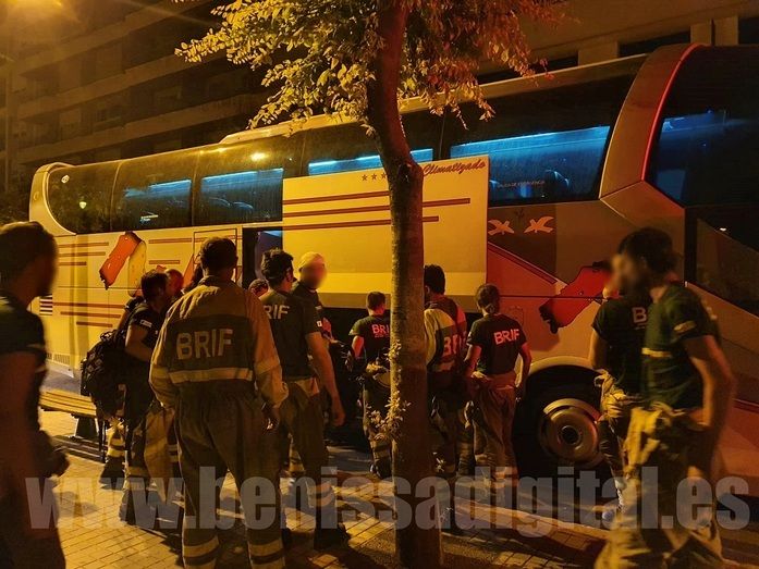 Las Brigadas de Refuerzo en el incendio de la Vall d’Ebo pernoctan en Alcoy ante la falta de plazas hoteleras en la Marina Alta