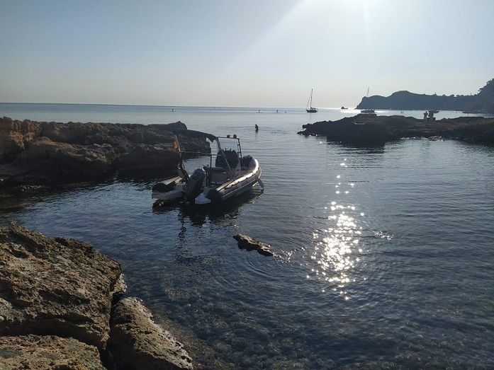 Fotonoticia: Limpieza de las calas con una barca