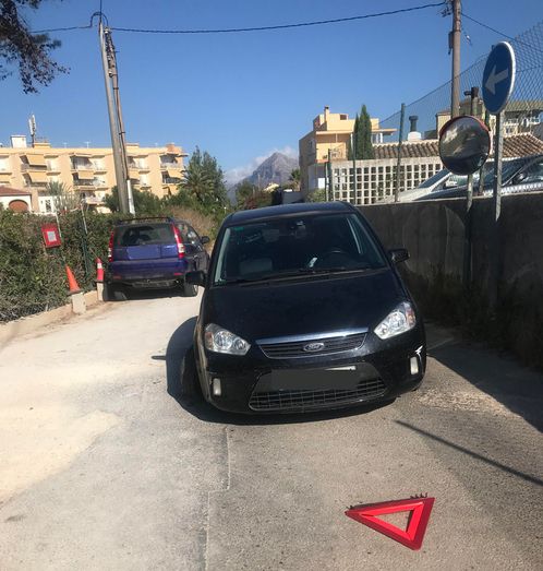 Los vecinos de la calle Atenas denuncian que la escasa señalización viaria en la zona provoca accidentes y situaciones de peligro