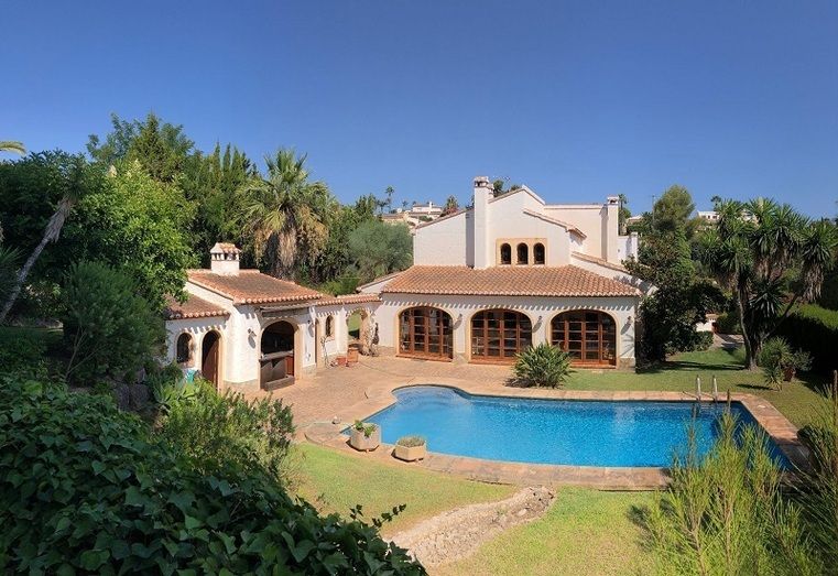 Fantástica oportunidad de adquirir un chalet con piscina en la urbanización Tosalet de Xàbia