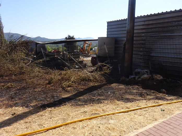 Los Bomberos tratan de controlar un incendio junto al Pinaret de Jesús Pobre
