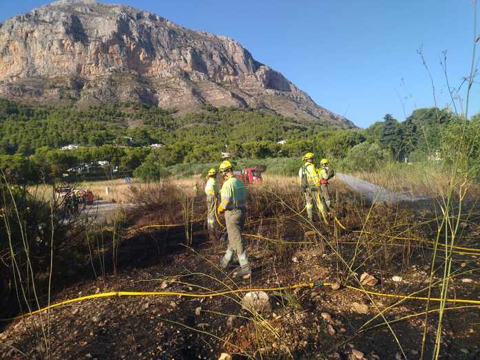 Apagan un incendio en el Montgó junto a la carretera de Jesús Pobre