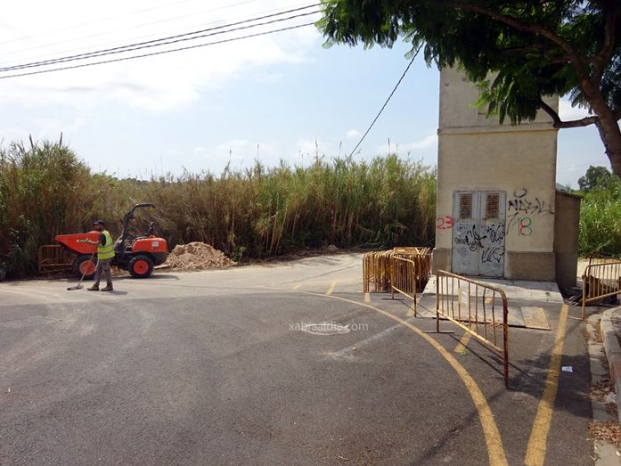 Comienzan tras más de 20 años las obras para retirar la torre eléctrica de la calle Atenas