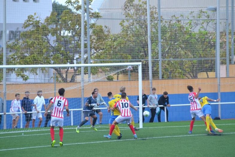 El Dénia y el Jávea se reparten los puntos en el Diego Mena