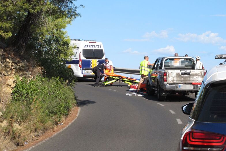 Un ciclista herido en un accidente obliga a cortar la carretera de les planes