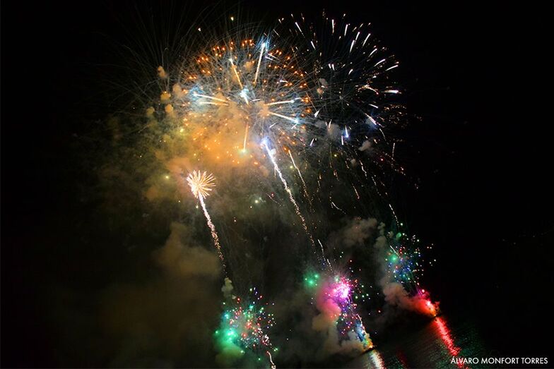 Xàbia se resarce e ilumina su bahía con un espectacular castillo de fuegos artificiales