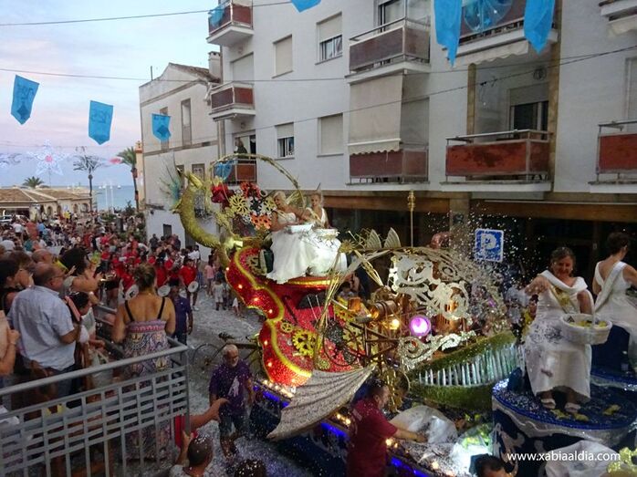 Las peñas de Duanes no defraudan en el desfile de carrozas: emisario, auditorio, obras paradas y la boda del año..