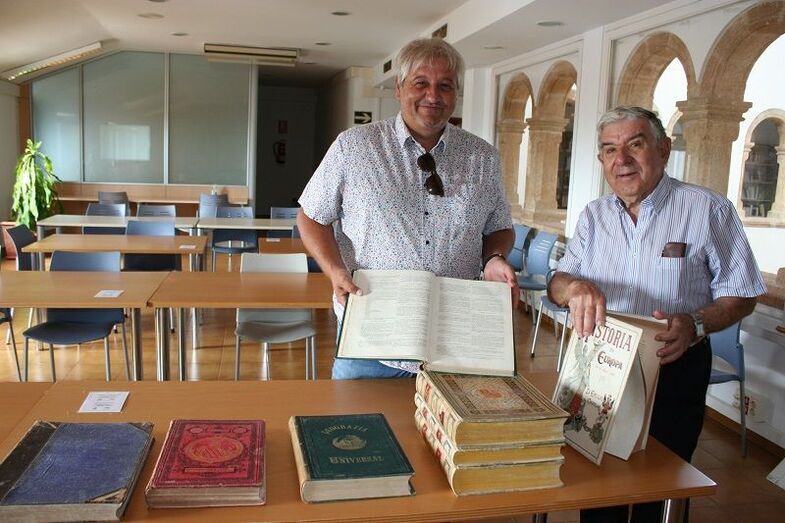 Vicente Català Bover dona a la biblioteca de Xàbia 8 volúmenes de enciclopedias de finales del siglo XIX