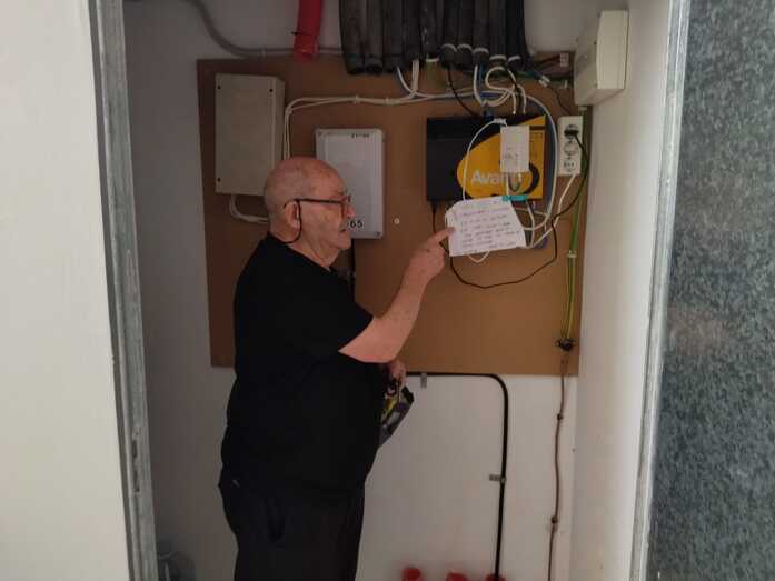 El abuelo coraje de Xàbia recupera la luz en la escalera y la televisión