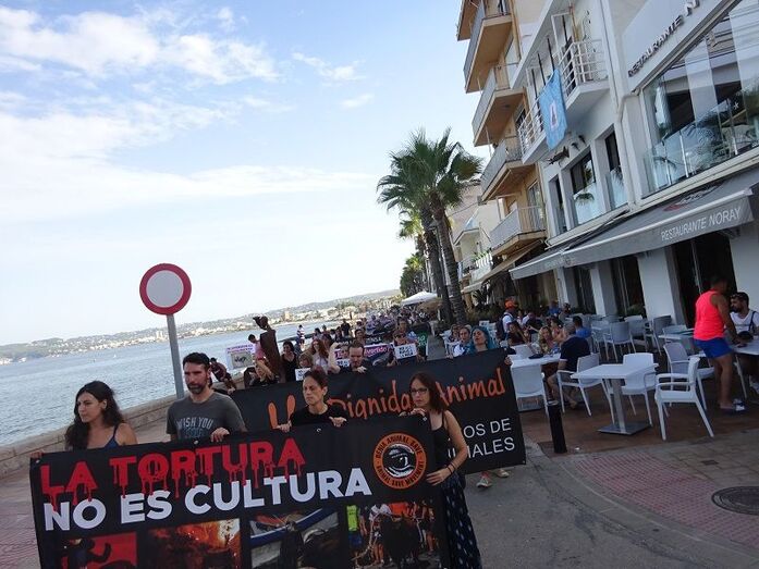 Unas 50 personas se manifiestan contra los bous a la mar en Xàbia