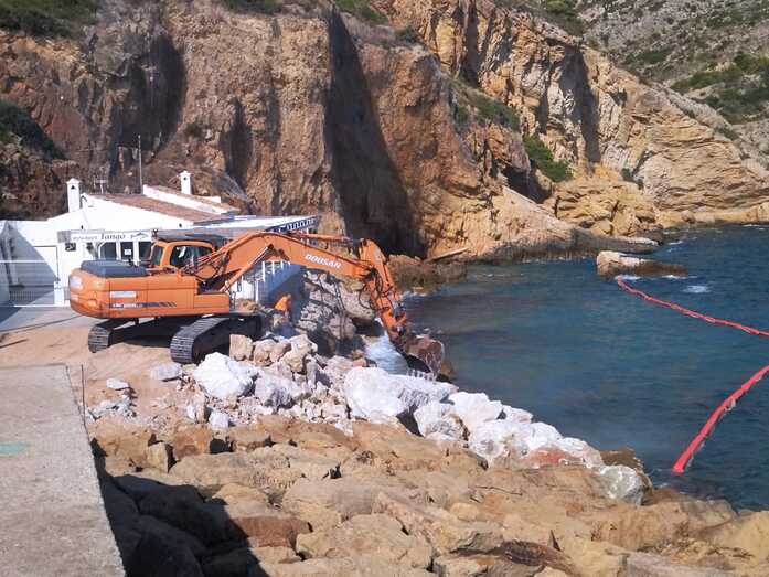 Comienza el rellenado de la Cala del Tangó para proteger un negocio