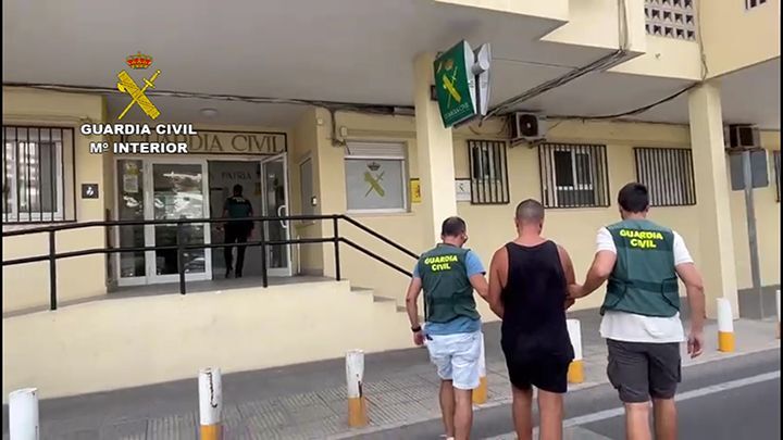 Detienen a un matrimonio por robar en dieciséis vehículos en las calas La Barraca (Xàbia) y El Moraig (Benitatxell)