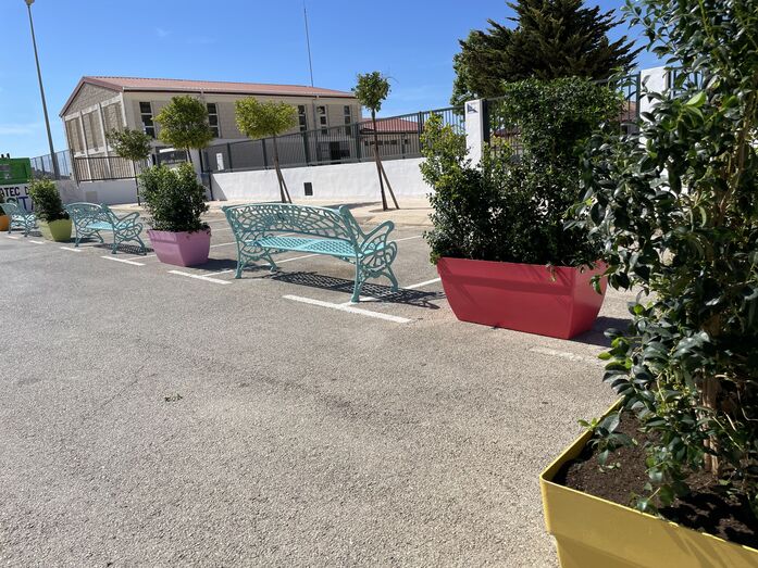 Benitatxell habilita una zona segura en la entrada del colegio para mejorar la seguridad de niños y acompañantes
