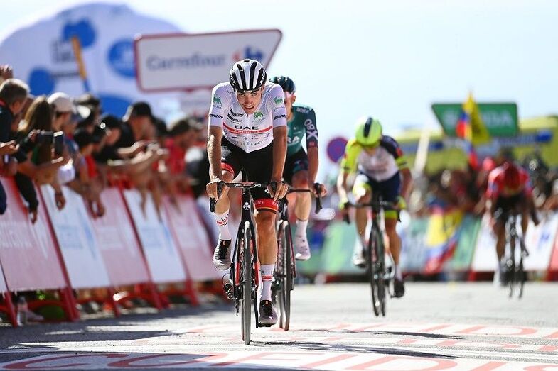 Juan Ayuso entra al podio de La Vuelta a España tras la retirada de Primož Roglič