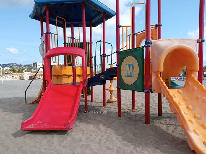 Turismo revisará los juegos infantiles de la playa del Arenal por si hay que cambiarlos