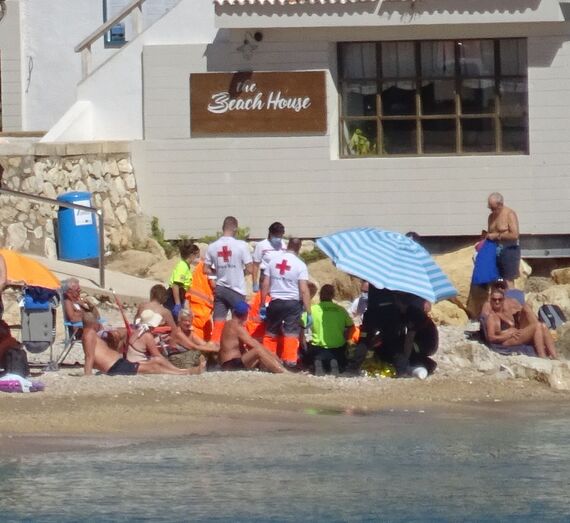 Recuperan las constantes vitales de un bañista en la playa de la Grava de Xàbia