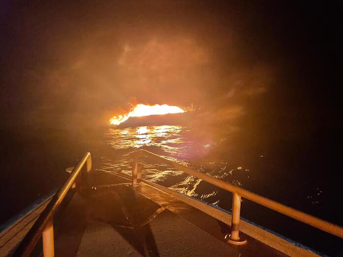 Salvamento Marítimo rescata a los tres tripulantes de un velero que ardió a 11 millas de Xàbia