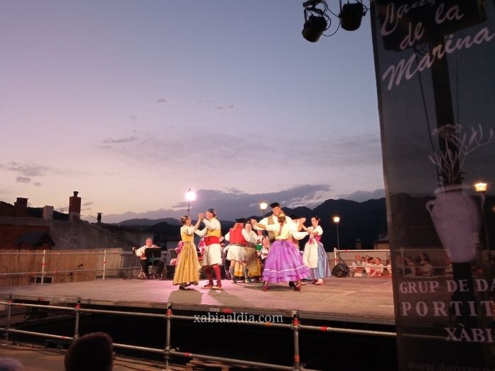 El Grup de Danses del Portitxol baila en Orba para celebrar el comienzo de la Semana del Fang