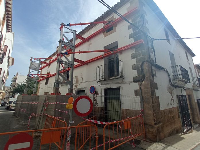La calle Escoles podría cerrarse al paso de coches una vez concluya la reforma de la Casa Candelaria La calle Escoles podría cerrarse al paso de coches una vez concluya la reforma de la Casa Candelaria