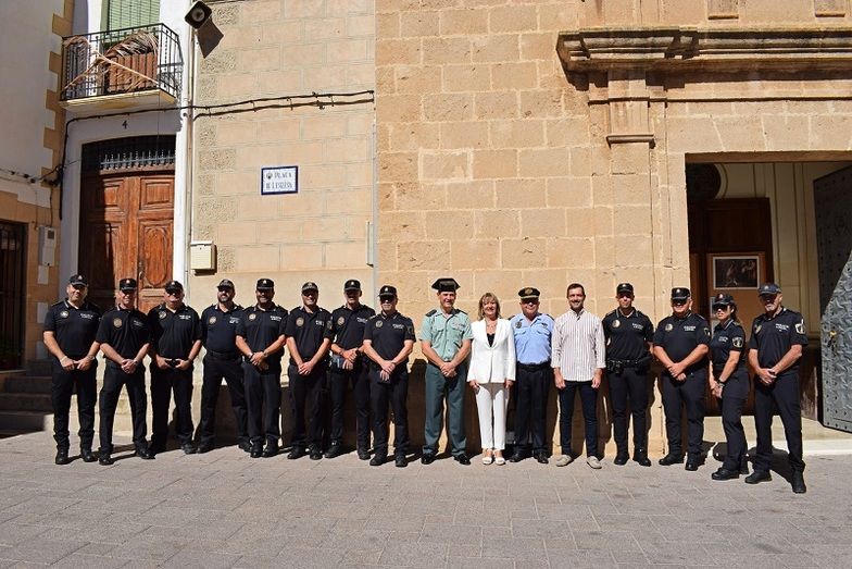 Benitatxell reconoce a sus policías por los 10, 15, 20 y 25 años de servicio