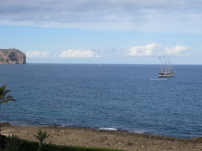 El Cervantes Saavedra fondea en la bahía de Xàbia