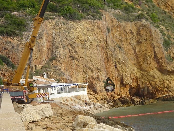 La Cala del Pope luce completamente rellenada por piedras de escollera