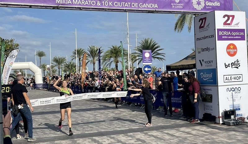 María Isabel Ferrer y Cristina Roselló, copan el podio en la Mitja Marató de Gandia