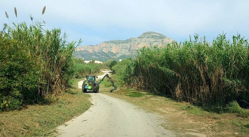 Servicios limpia los caminos rurales