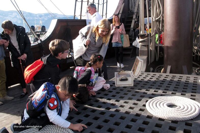 Los alumnos del Colegio Trenc d'Alba de Xàbia conocen la historia y secretos del Galeón Andalucía