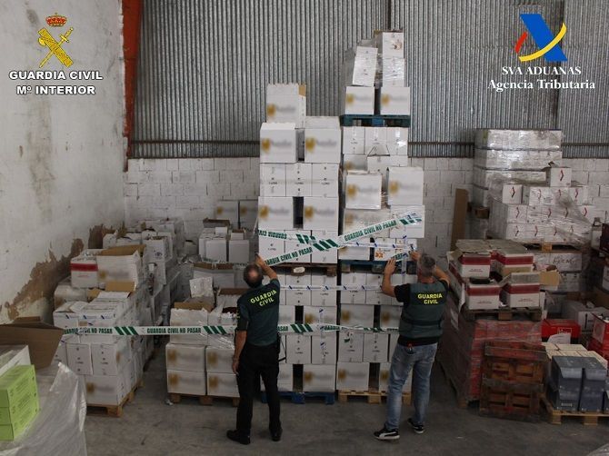 La Guardia Civil y el Servicio de Vigilancia Aduanera destapan un fraude de 30.000 euros en un almacén de bebidas alcohólicas de la Marina Alta