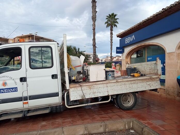 Servicios repara la acera del BBVA del Arenal tras años de peticiones vecinales