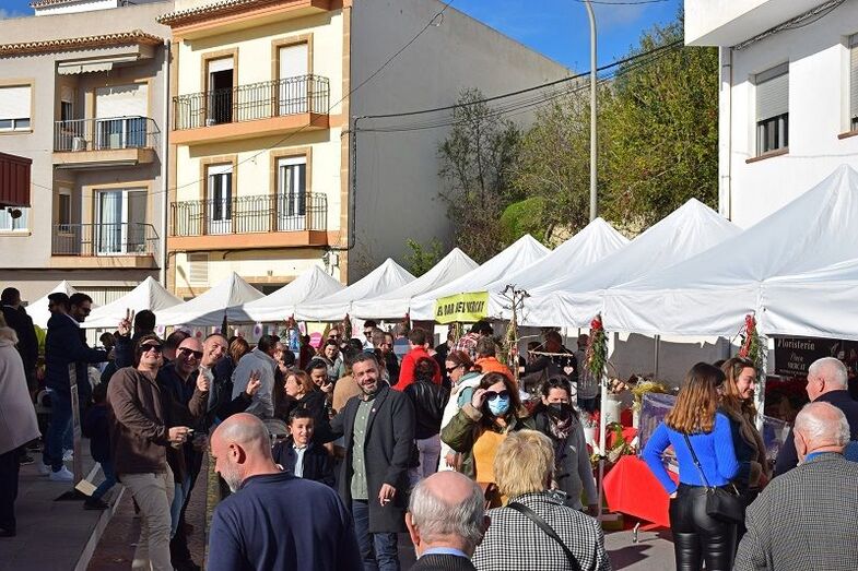 Gran ambiente en el Mercado de Navidad de El Poble Nou de Benitatxell