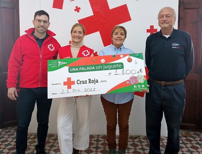 El Club Náutico Jávea entrega a Cruz Roja 1.100 euros recogidos en la jornada 