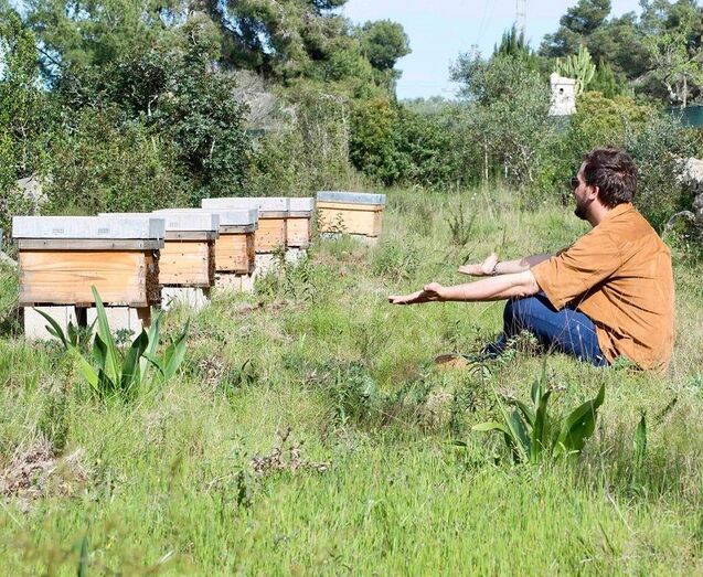 Eduardo Fernández, un granadino haciendo miel en Les Planes de Xàbia