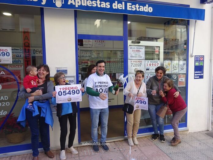 Alegría en la administración de lotería Jubama del barrio de Duanes en Xàbia tras vender un décimo del Gordo de la Lotería