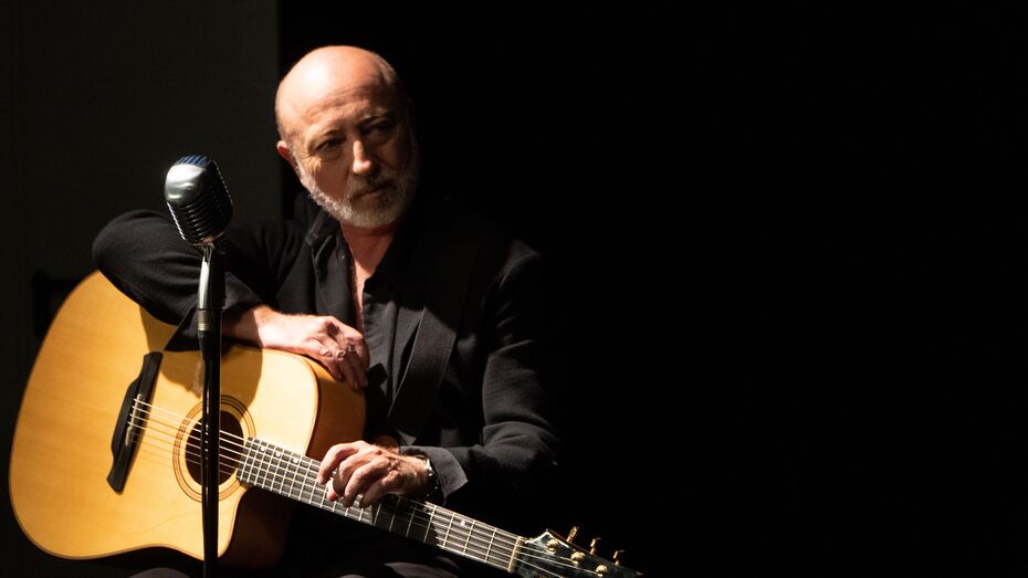 José Mallent, cirujano en el Hospital de Dénia y músico viral en las redes sociales