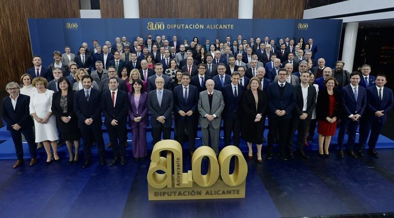 Mazón reivindica el papel vertebrador e impulsor de la Diputación en la clausura del 200 aniversario de la institución