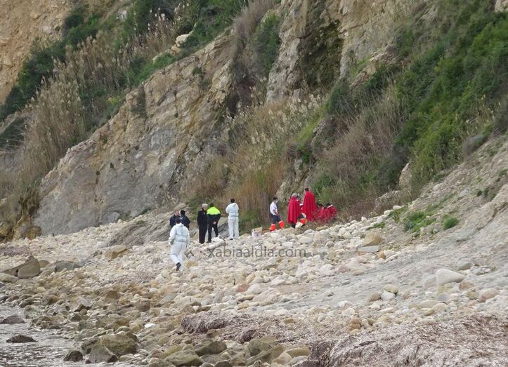 Una patera con 8 migrantes llega a Xàbia
