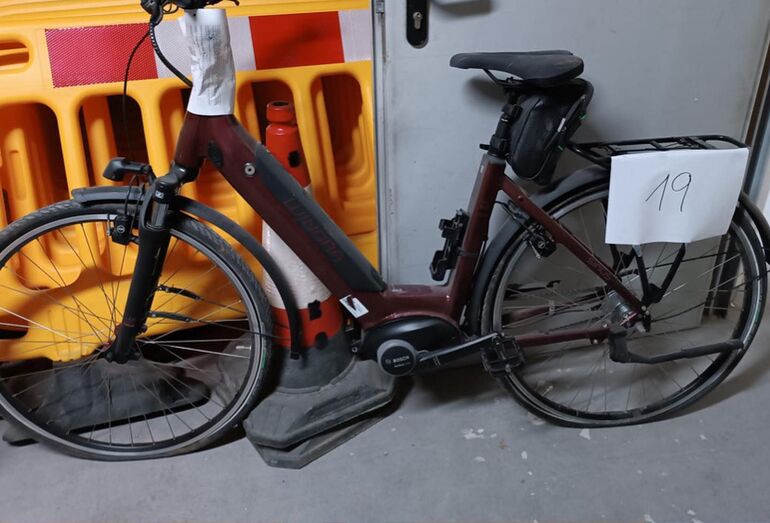 Bicicletas, patinetes y monopatines perdidos que esperan ser reclamados en la Policía Local de Xàbia