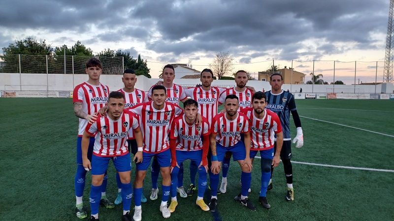 Dos errores defensivos condenan al CD Jávea ante el Tavernes