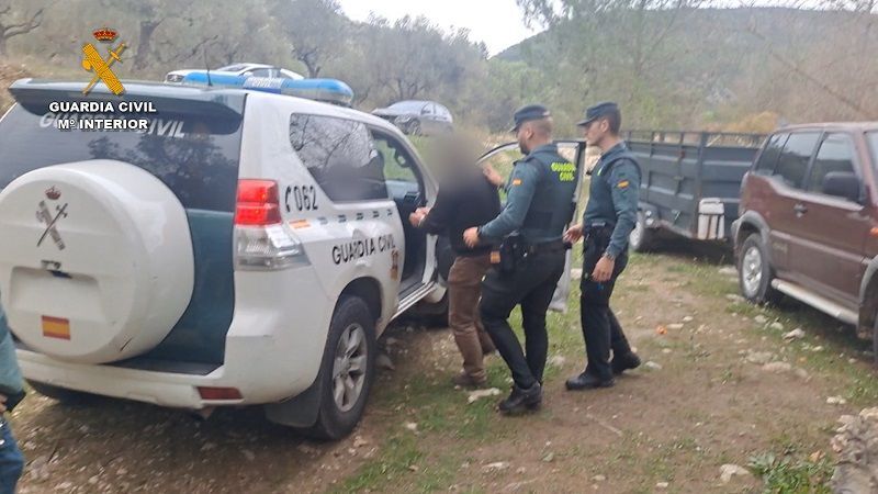 La Guardia Civil de Calp detiene a un ganadero de Tollos que acosaba a sus vecinos con un escopeta y una navaja