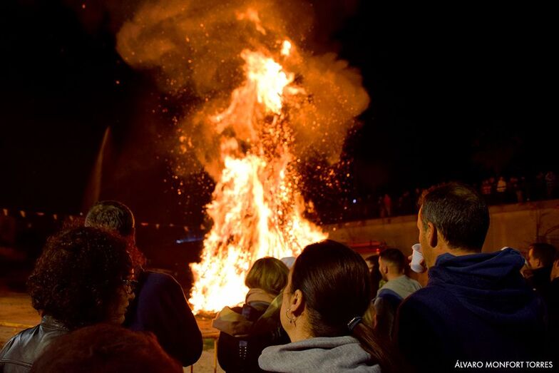 Xàbia cumple con la tradición y prende su tradicional 