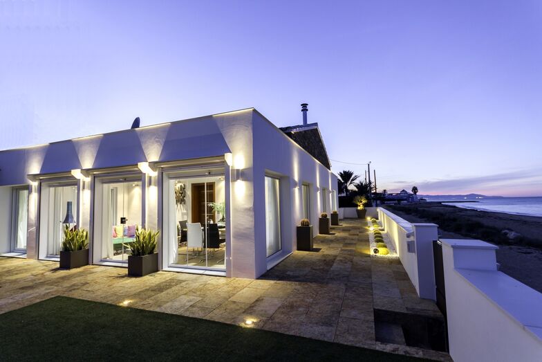 Randof Real Estate pone a la venta un exclusivo chalet en Dénia con vistas al mar y acceso directo a la playa